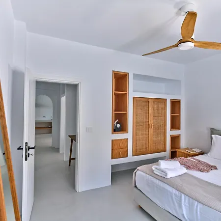 Siora Of Paros - Ammiralis & Castelis * Naousa (Paros)