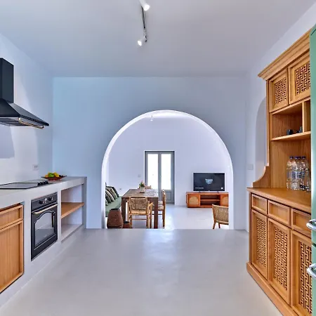 Siora Of Paros - Ammiralis & Castelis Naousa (Paros)