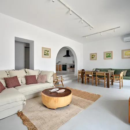 Siora Of Paros - Ammiralis & Castelis Naousa (Paros)