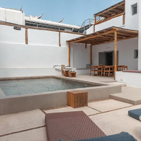 Siora Of Paros - Ammiralis & Castelis Naousa (Paros)