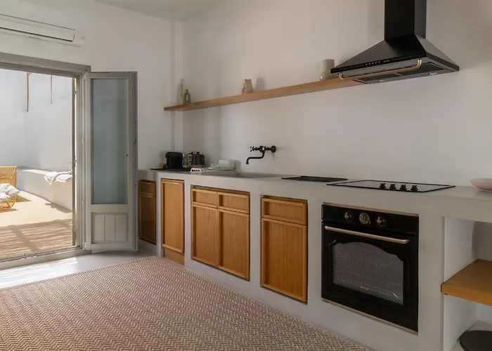 Siora Of Paros - Ammiralis & Castelis Naousa