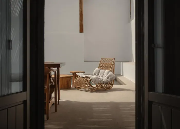 Siora Of Paros - Ammiralis & Castelis Naousa