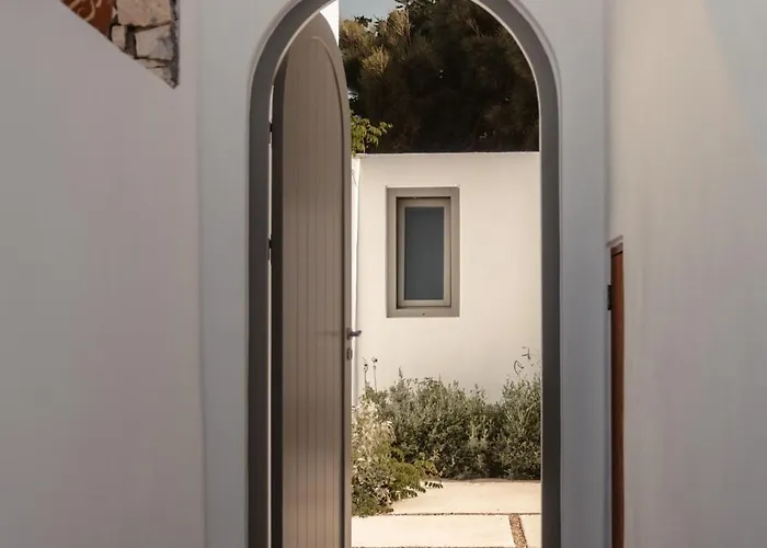 Siora Of Paros - Ammiralis & Castelis * Naousa